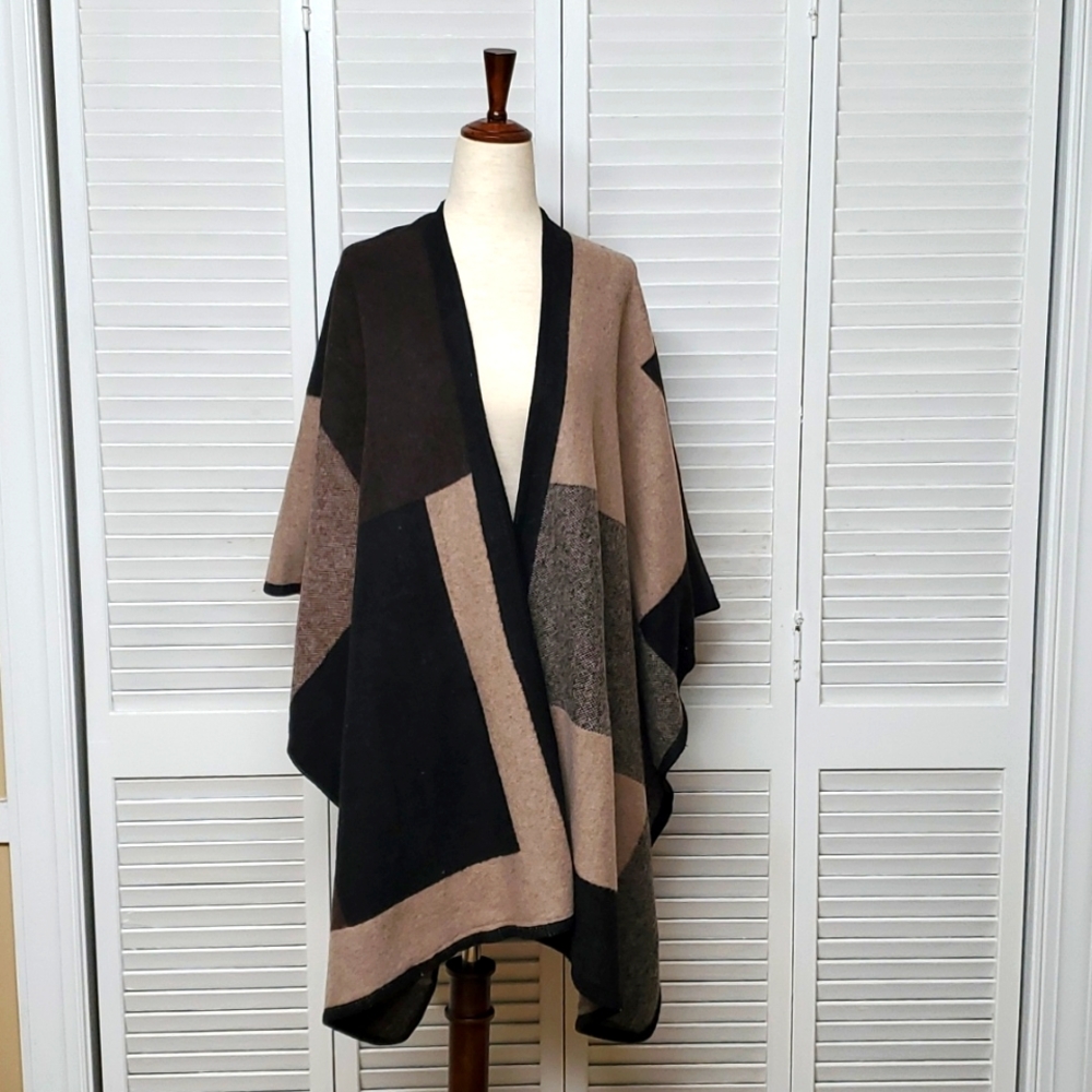 Jon and Anna O/S Color Block Sweater Wrap.🍁